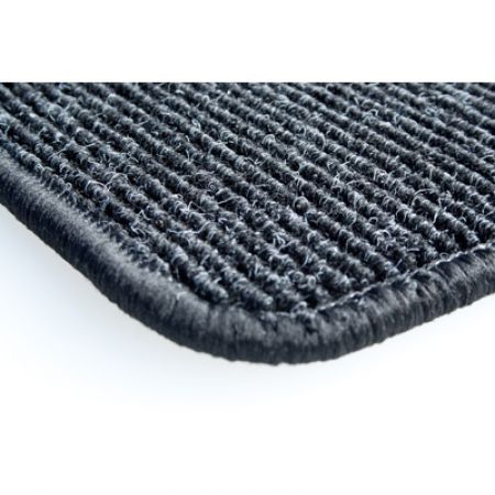 Kohojuovaiset matot jotka sopivat Ford Tourneo Custom 2rd row takaosan matto 2013->